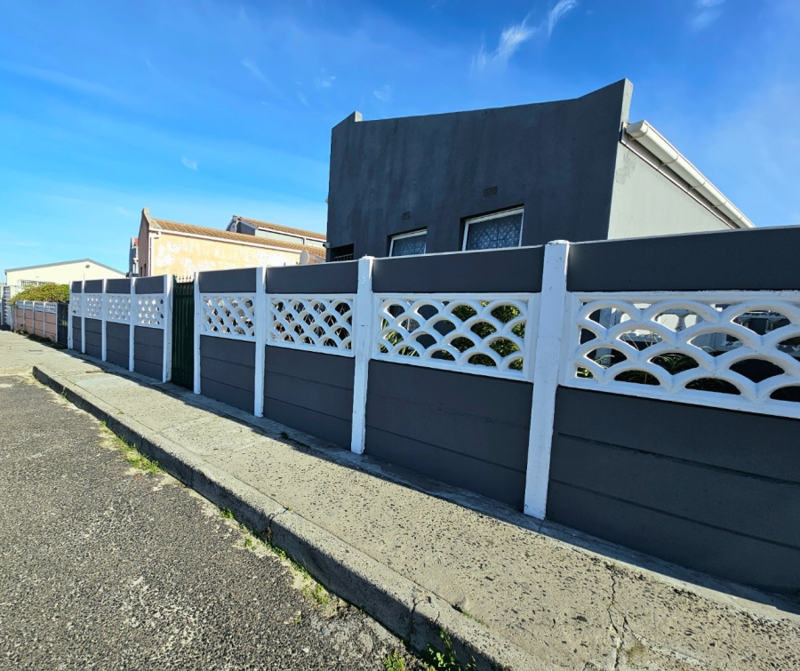 4 Bedroom Property for Sale in Strandfontein Village Western Cape